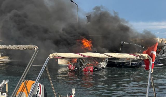 Son dakika! Çeşme'de balıkçı barınağında tekne yangını