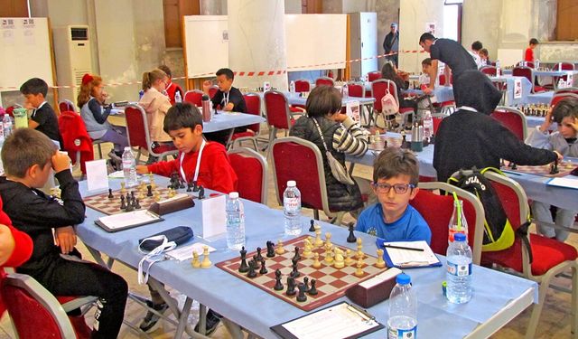 Çeşme’de Atatürk Günü etkinliklerinde satranç turnuvası düzenlendi