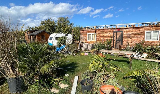 Çeşme’de sağanak yağışta çıkan hortum bir evi ve aracı vurdu!