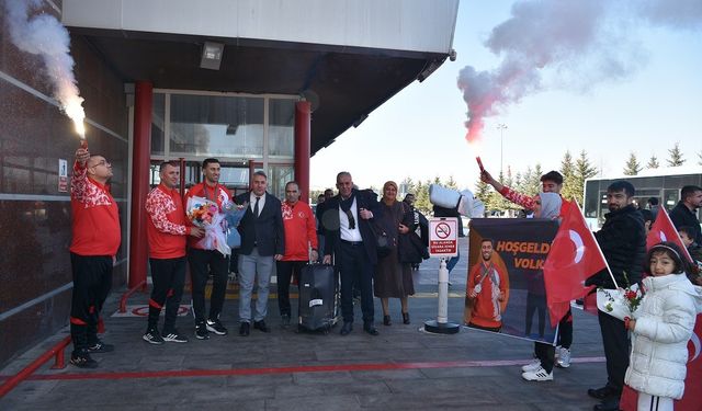 DEAFLYMPICS’te çifte madalya alan Volkan Kardeşler’e coşkulu karşılama