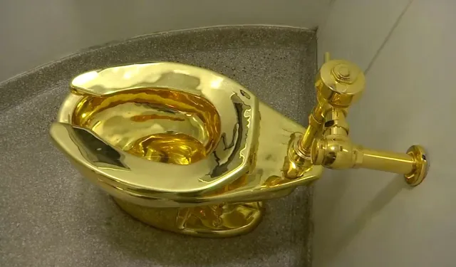 Dünyanın en pahalı klozeti müzayedede kapışıldı