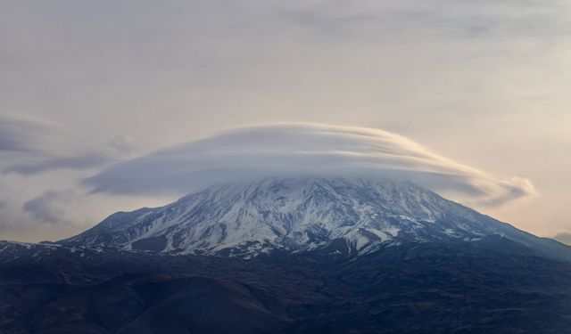 Göklerde büyüleyen an! Mercek bulutu Ağrı Dağı’nı sardı
