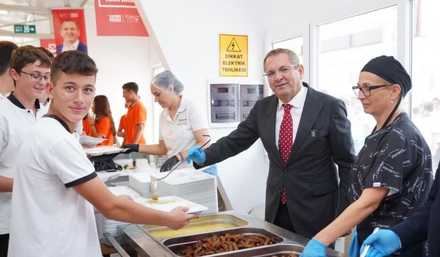 Her gün 1700 öğrenci akın ediyor! Üç çeşit yemek ve meyve sadece 30 TL