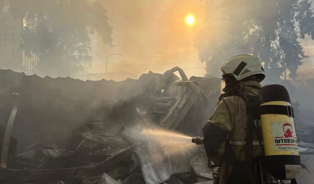 İzmir itfaiyesinden hızlı müdahale: Yangın dakikalar içinde söndü