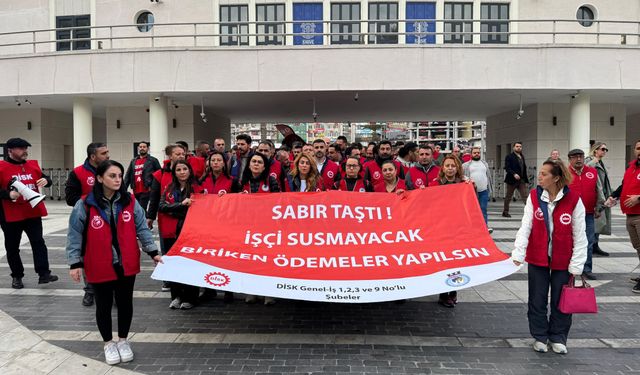İzmir’de belediye işçilerinden büyük eylem: Çıplak maaşa, çıplak ayak yürüyüşü!