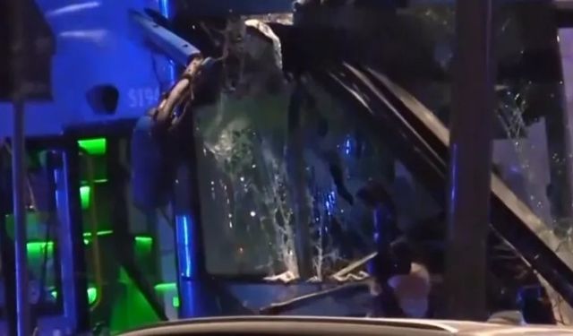 Korkunç kaza! Otobüs durağa daldı: Ölüler var