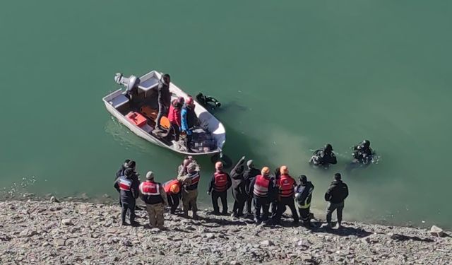 Kontrolden çıkan araç baraja uçtu! O anlar görenleri şoke etti