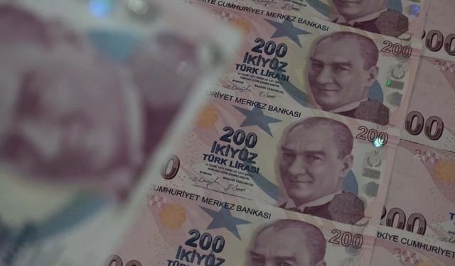 İzmir'de destelerce para yola saçıldı! Rüzgar banknotları savurdu!