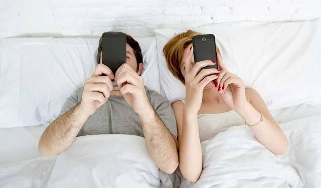 Partnerinizin sosyal medya kullanımı ilişkinizi nasıl zehirliyor? 'Gizli beğeni' sendromu