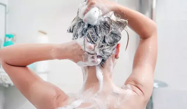 Şampuana sadece iki damla ekledi: Saç dökülmesi durdu!