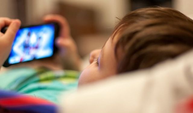 'Sadece oyun izliyor' demeyin! Çocuklar için görünmeyen dijital riskler