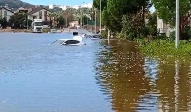 İzmir’de sağanak felaketi: Araçlar sular altında kaldı