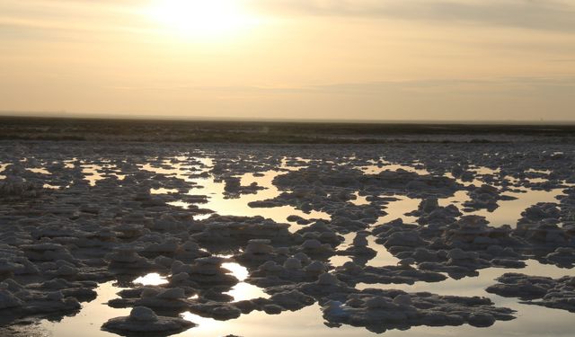 Tuz Gölü’nde su çekildi, ortaya kartpostallık manzara çıktı