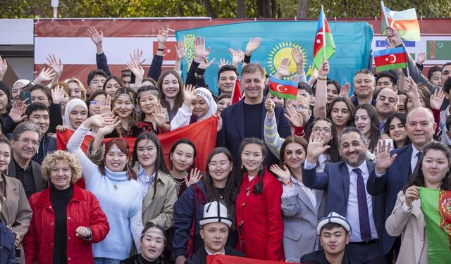 Başkan Tugay Dünya Türk Dili Ailesi Günü’nü öğrencilerle kutladı