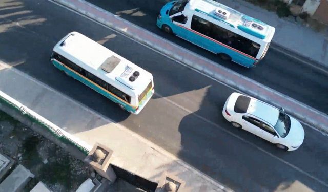 Dolmuş kuyruk beklemedi, ters şeride girdi: O anlar kamerada