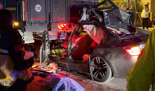 Adana’da korkunç kaza: Lüks araç kamyona ok gibi saplandı!