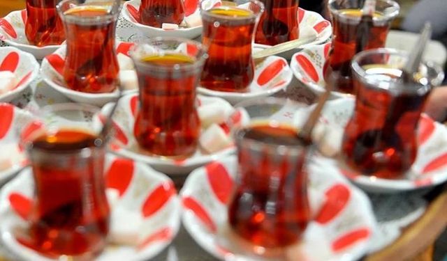 Çayın boyalı mı doğal mı olduğunu anlamanın en kolay yolu