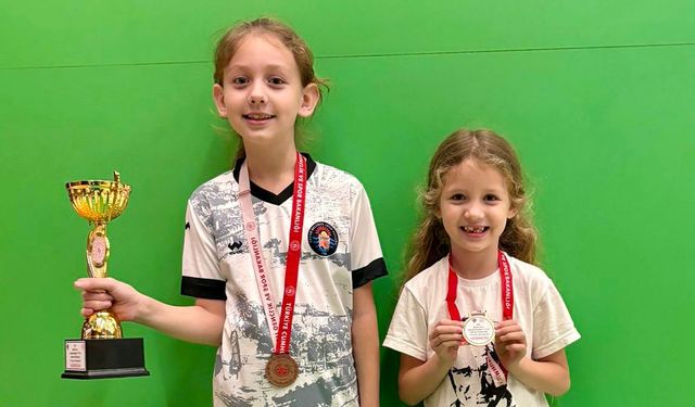 Çeşme Belediyesporlu minik satranççılardan çifte derece