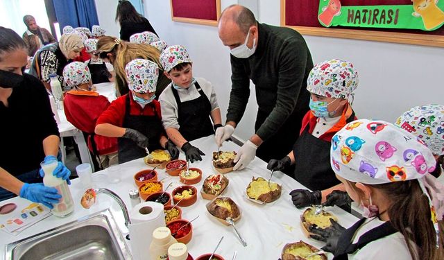 Çeşme’de öğrenciler kumpir hazırlayarak öğrenmeye katıldı
