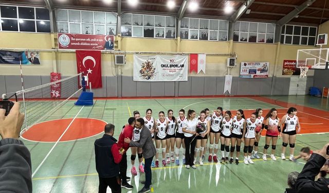 Çiğli’nin voleybol takımları ligde fırtına gibi esti