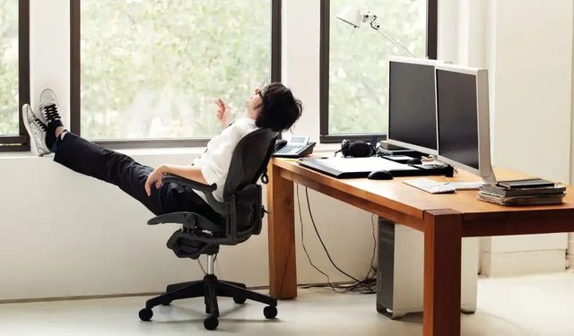 'Dik otur' tavsiyesi aslında yanlış mı? İdeal oturma şekli sandığınızdan çok farklı!