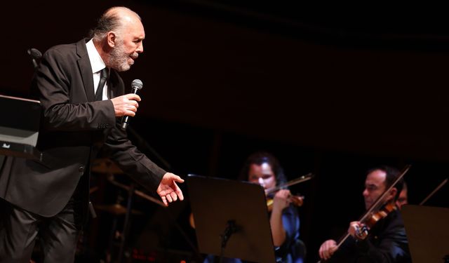 Fatih Erkoç söyledi, İzmirliler hep bir ağızdan eşlik etti