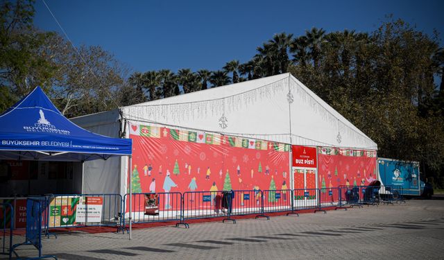 Yeni yıl coşkusu İzmir’de buz pistlerinde yaşanıyor