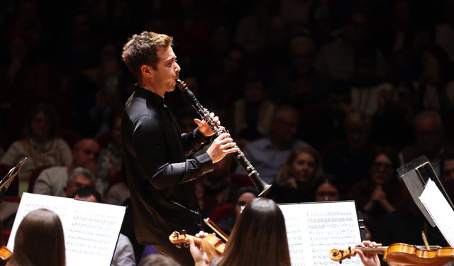 İzmir Oda Orkestrası, Pablo Barragán ile büyüledi