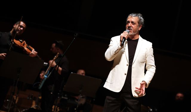 İzmir’de Cem Karaca şarkıları hep bir ağızdan söylendi