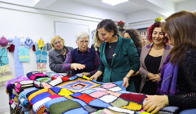 Karabağlar’da kadınlar ördü, umut battaniyelere dönüştü