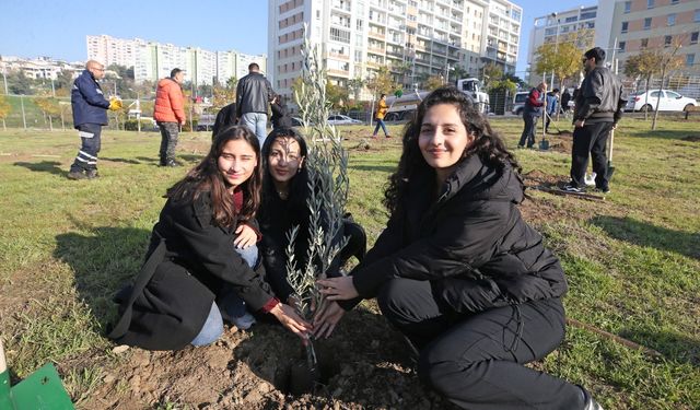 Karşıyaka’da sezonun ilk fidanları dikildi