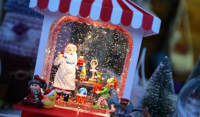 Karşıyaka’da yeni yıl heyecanı meydanlara taştı