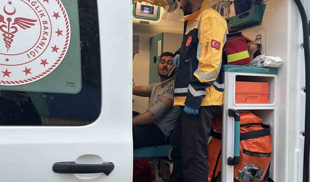 Kocaeli Darıca'da Çatı Yangını: Baba ve Oğlu Hastaneye Kaldırıldı