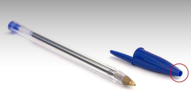 Meğer hayat kurtarıyormuş! Kalem kapaklarındaki delik neden var?