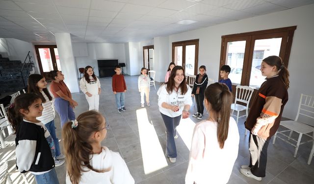 Menderes’te çocuklara tiyatro eğitimi başladı