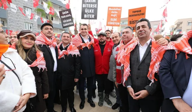 Menderes’te mandalina üreticilerinden traktörlü eylem