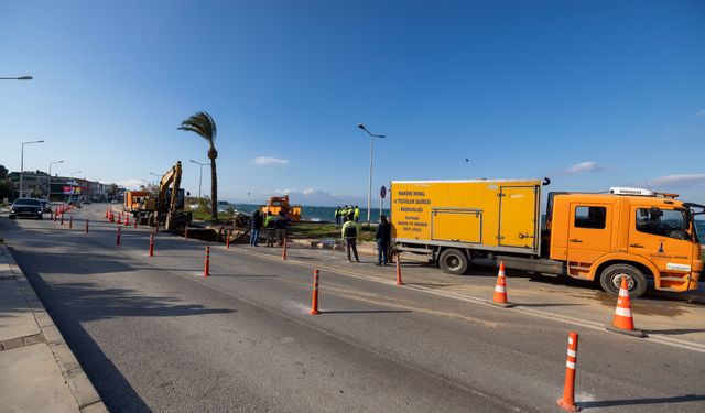 Mithatpaşa’daki ana boru arızasında İZSU seferber oldu