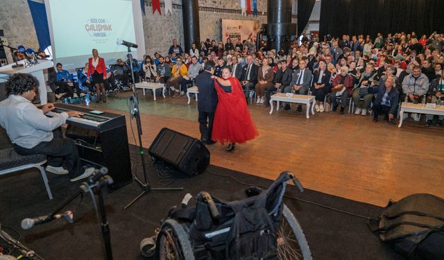Sahne engelleri yıktı: İzmir’de örnek etkinlik