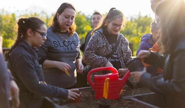 Toprakla tanıştılar, üretimi öğrendiler! Aileler duygusal anlar yaşadı