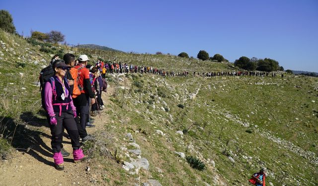 Üniversiteliler Efes-Mimas Yolu’nda tarih ve doğayla buluştu