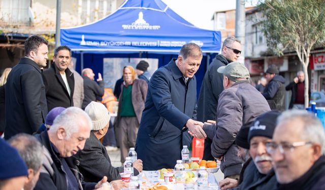 Yeni yıla saatler kala Cemil Tugay vatandaşlarla aynı sofrada