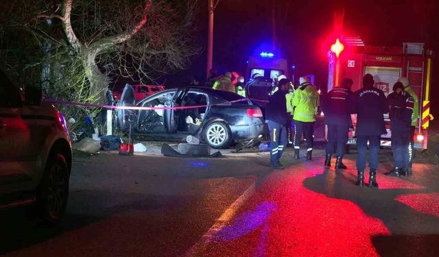 Ağaca çarpan otomobilde 2 genç kadın yaşamını yitirdi