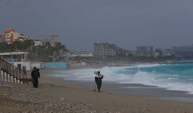 Antalya’da fırtına esti, define avcıları sahile indi