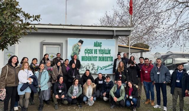 Avrupa’dan gelen öğrenciler Bayındır’ın çiçek seralarında