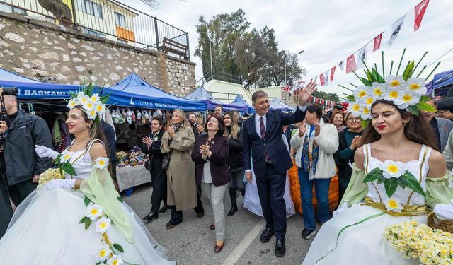 Başkan Tugay Nergis Festivali'nde: 'Üreticinin emeğini koruyacağız'