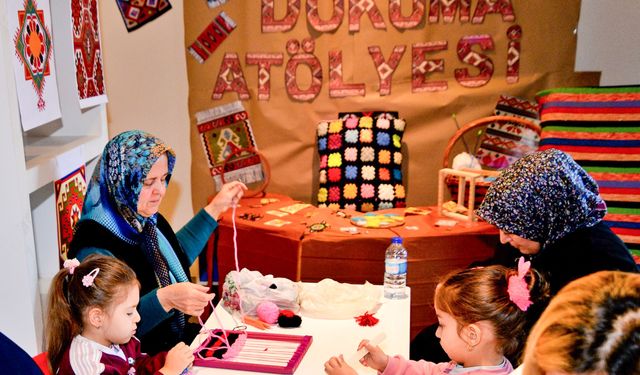 Bornova’da minik eller dokuma tezgâhında