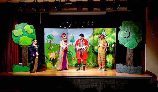 Bornova’da yarıyıl tatilinde çocuklar tiyatroyla buluştu