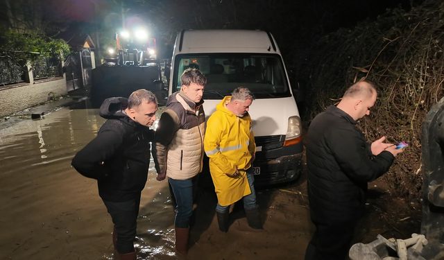 Bornova’yı sel vurdu! Başkan Eşki sabaha kadar sahadaydı