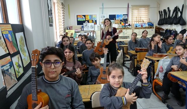 Bu sınıfta tüm öğrenciler enstrüman çalıyor, sosyal medya şaşkın!