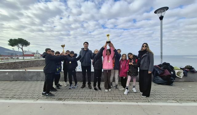 Çandarlı Cumhuriyet İlkokulu’ndan atletizmde çifte başarı